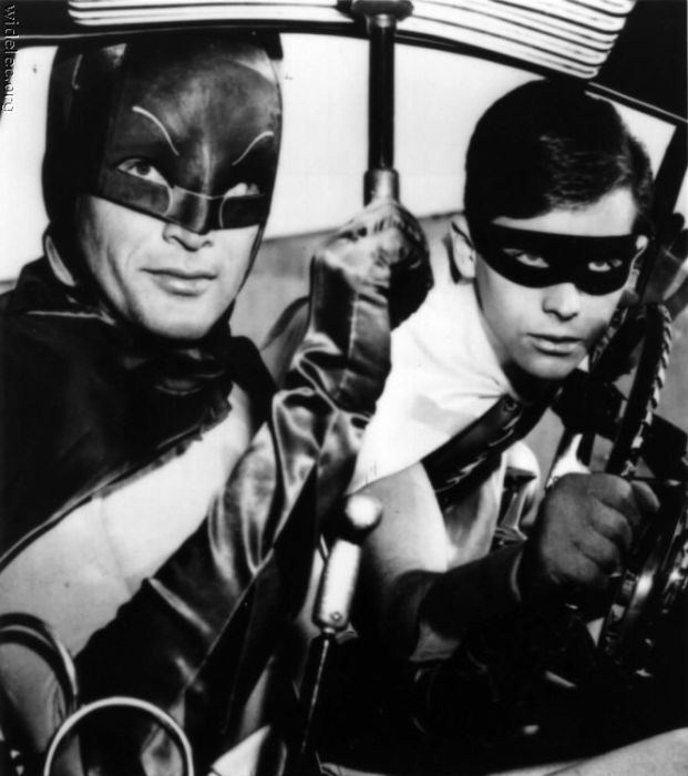 Photo noire et blanc d'une vieille interprétation de Batman et Robin