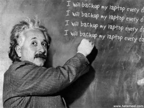 Fausse photo noir et blanc d'Einstein écrivant "I will backup my laptop" plusieurs fois au tableau noir