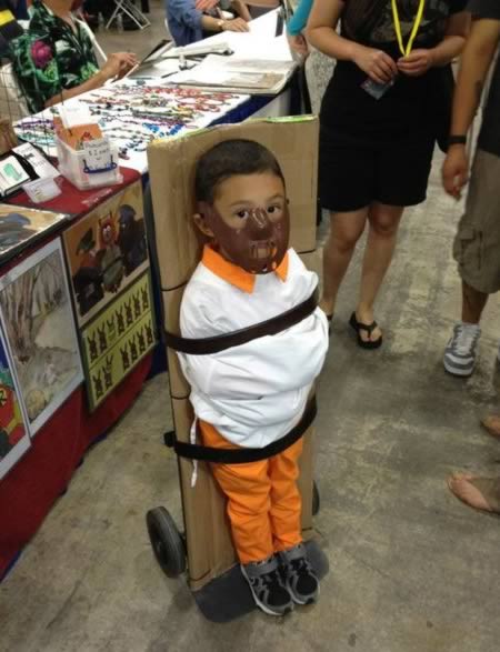 Photo d'un enfant déguisé en hanibal lecter
