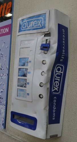 Un distributeur de préservatif défoncé au pied biche
