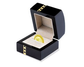 Photo d'un préservatif dans un écrin pour anneau de mariage