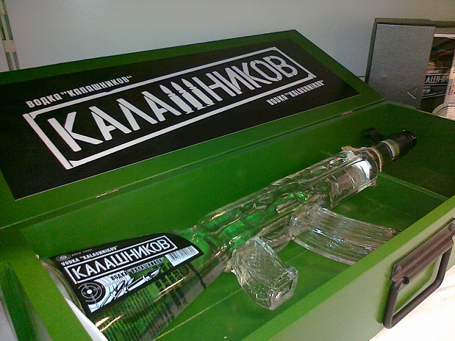 Photo d'une bouteille de vodka en forme de kalashnikov