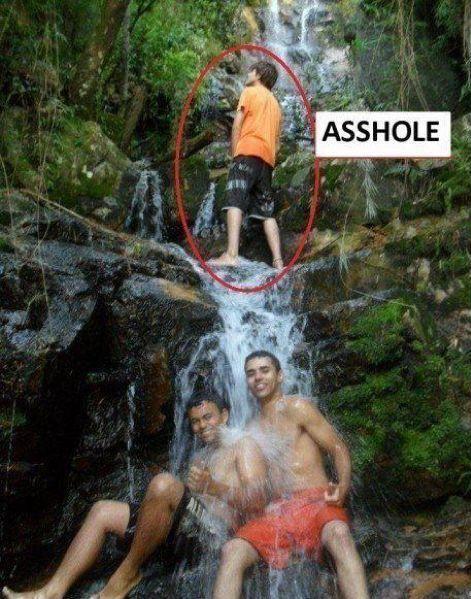 Photo d'un homme qui pisse sur d'autre via une cascade