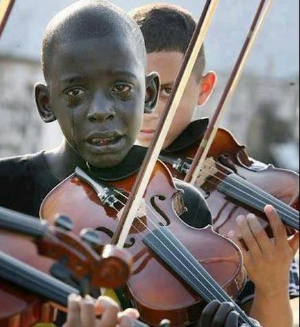 Photo d'un enfant violoniste en larmes