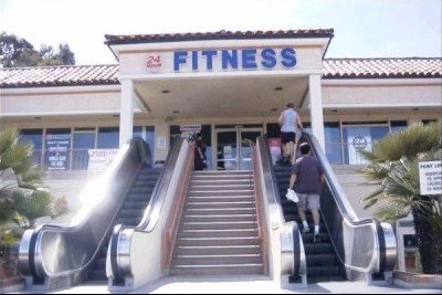 Photo d'un centre de fitness accessible via escalator