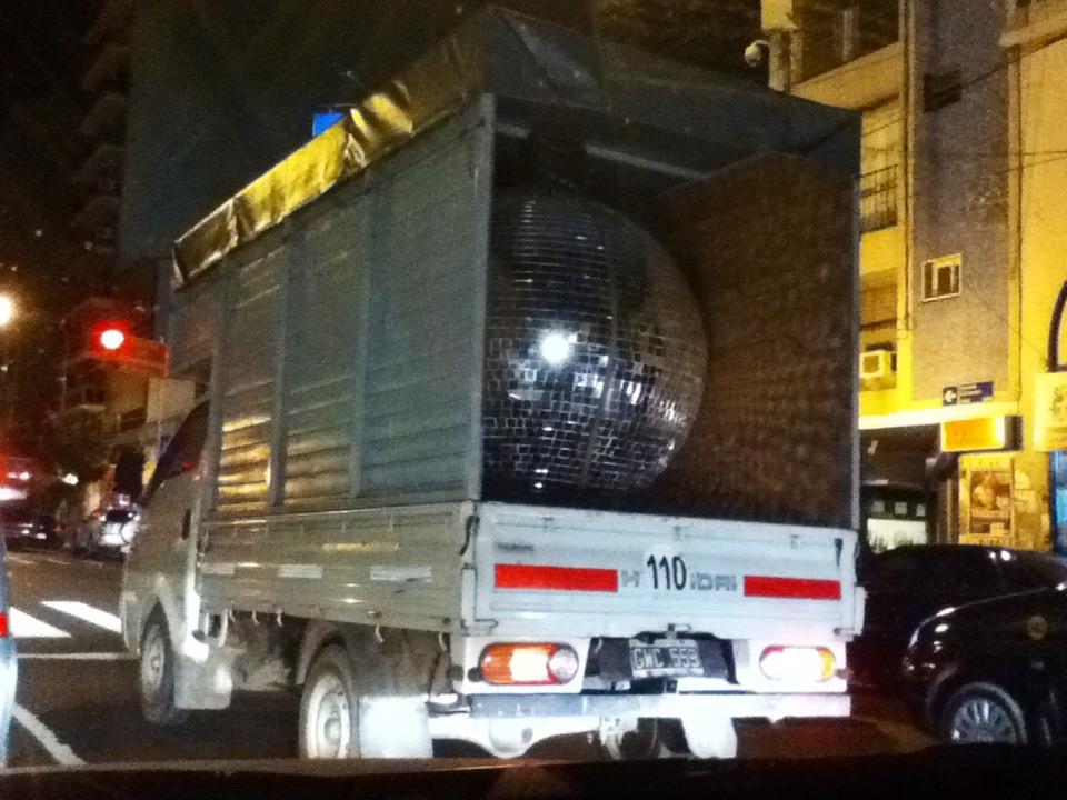 Photo d'un camion livrant une boule disco géante
