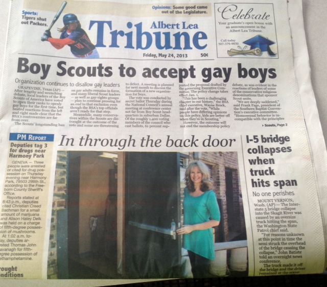 Photo d'un article de journal titrant que les scoots acceptaient maintenant les gays