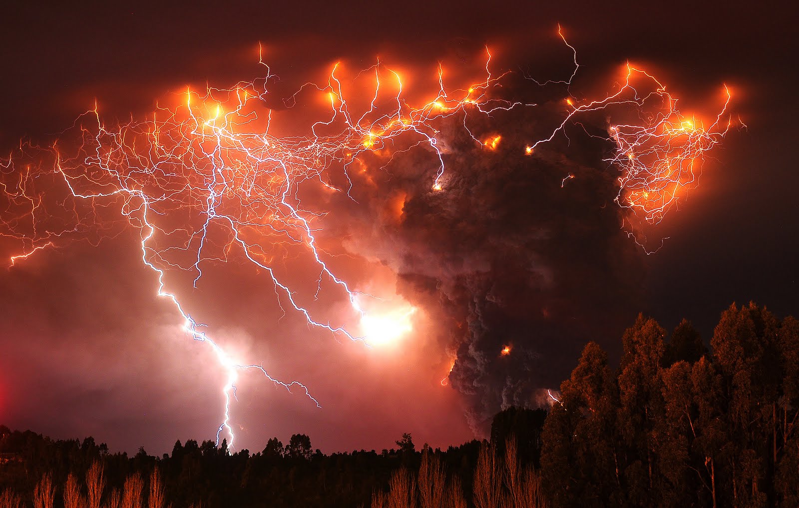 Photo d'un orage au dessus d'un volcan en eruption