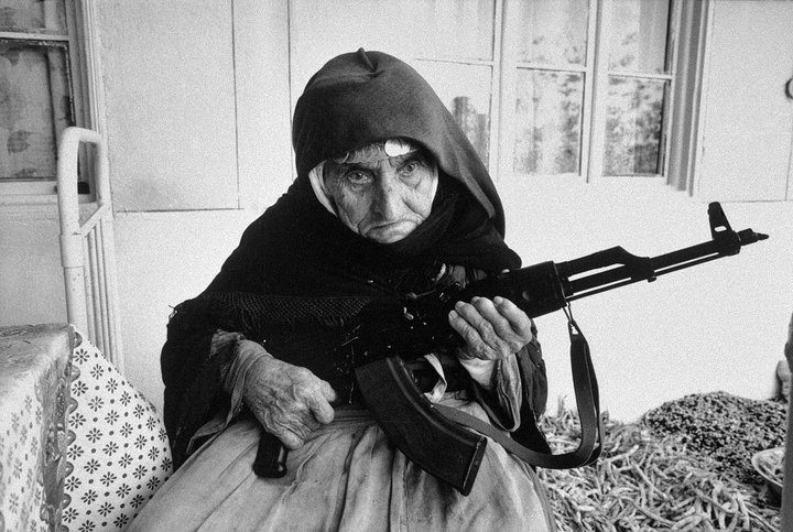 Photo d'une grand mère armée