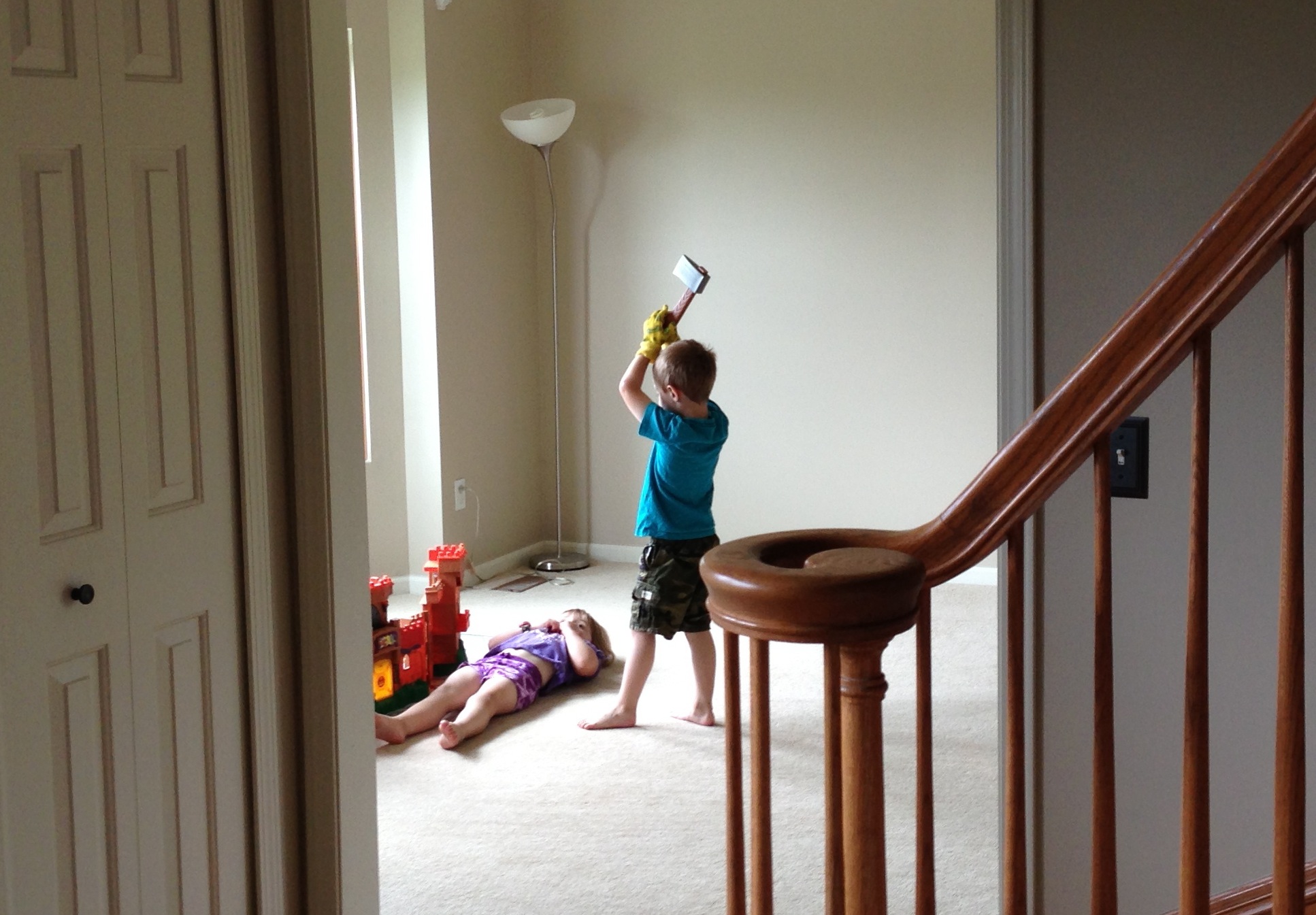 Photo d'un enfant pointant une hache sur un autre