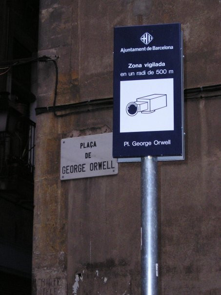 Photo d'un panneau de télésurveillance, sur la place g.orwell.