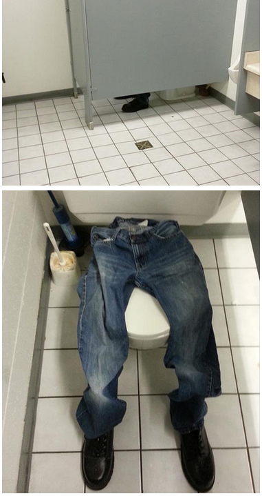 Photo d'une blague simulant la présence d'un homme au toilette avec un pantalon
