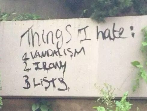 Tag sur un mur disant "choses que je déteste : le vandlisme, l'ironie, et les listes"