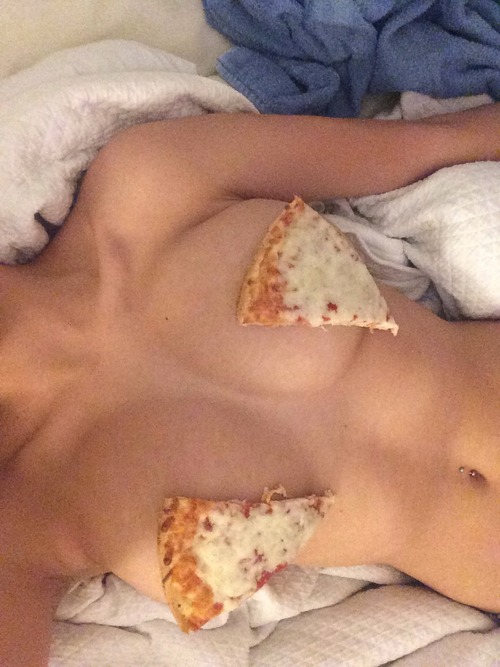 Femme nue avec pizza
