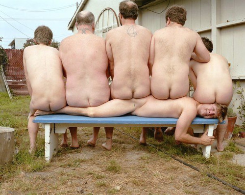 Hommes nus assis sur un homme nus