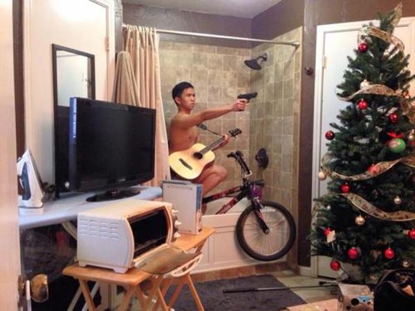 Homme + guitare + vélo dans sa salle de bain