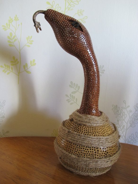 Photo d'un récipient décoratif en bois en forme de serpent