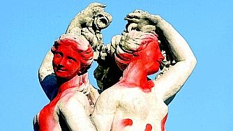 Statues abîmées par de la peinture rouge