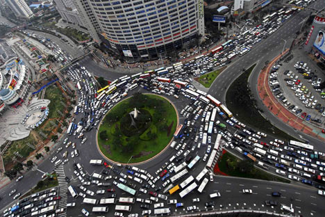 Photo d'un embouteillage dans un rond point