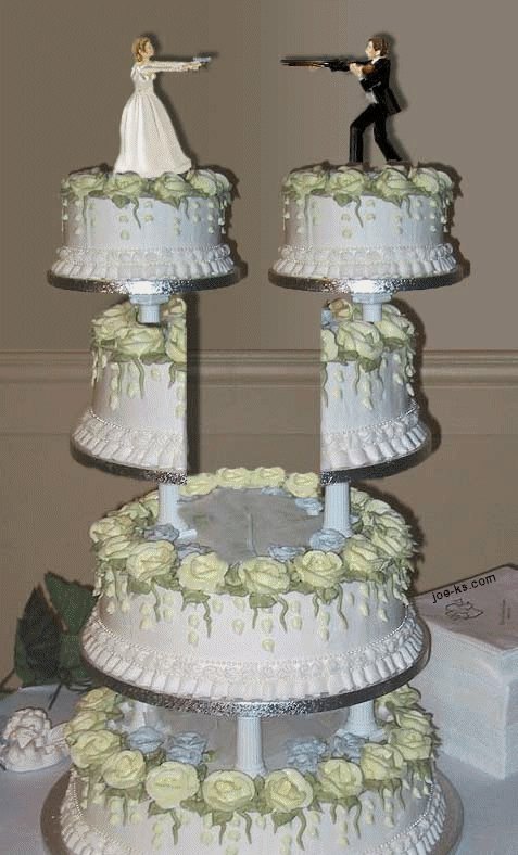 Photo d'un gâteau de mariage coupé en deux