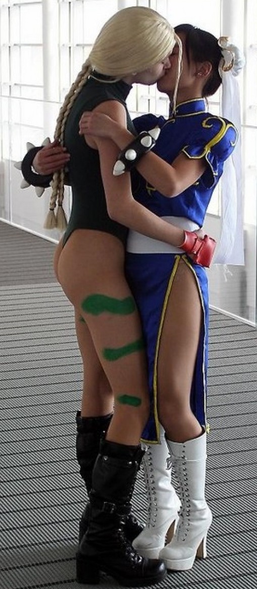 Deux filles vêtus en costume de street fighter qui s'embrassent