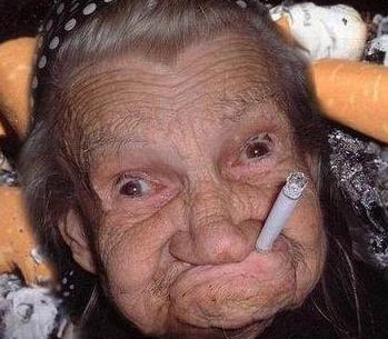 Photo d'un grand mère qui fume avec l'air espiègle