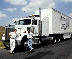 Photo de Fred et Jamy devant le camion de "c'est pas sorcier"