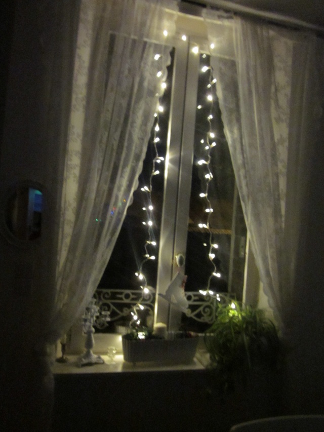Photo d'un fenêtre avec une guirlande lumineuse