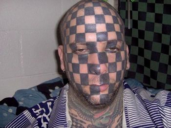 Photo d'un homme avec un damier maquillé sur le visage