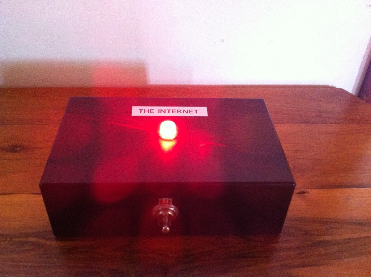 Photo d'une boîte noire labelisée "the internet", en référence à the IT crowd