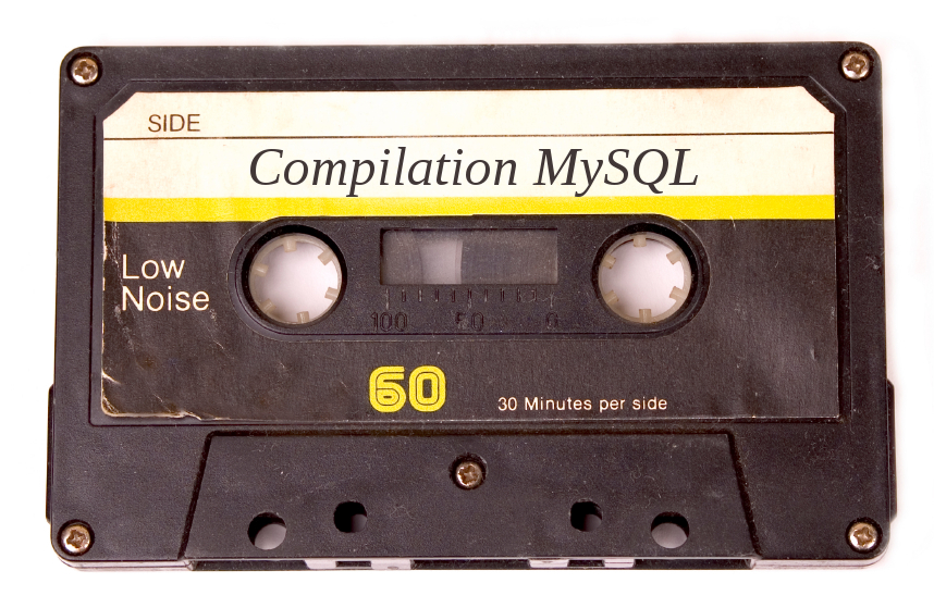 Photo d'une casse audio annotée "compilation mysql"