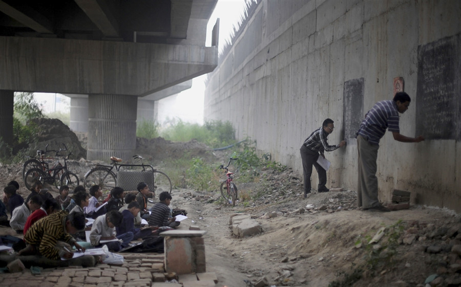 Photo d'enseigants faisant cours sous un pont dans un pays pauvre