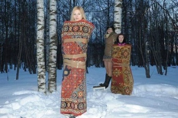 Photo de femmes enroulées dans un tapie