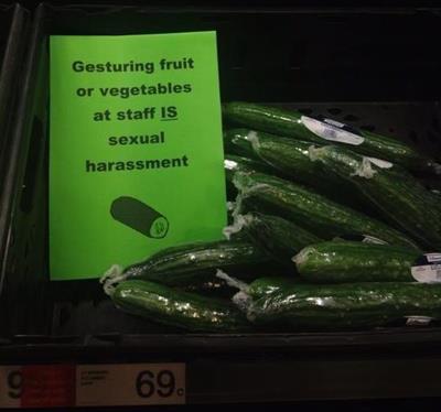 Photo d'un panneau annonçant que remuer un concombre est un harcellement sexuel