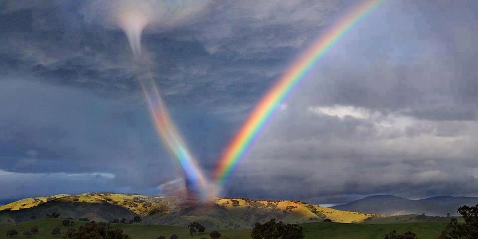 Photo d'une tornade et d'un arc en ciel
