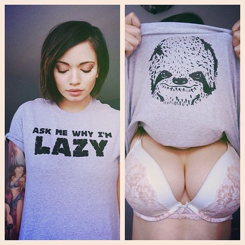 Photo d'un femme à gros seins portant un t-shirt "ask me why I'm lazy"