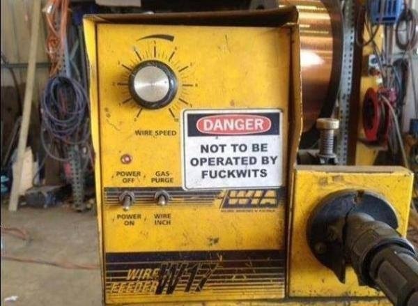 Photo d'un appareil à soudé labelisé "danger, àe ne pas mettre entre les mains d'un abrutis"