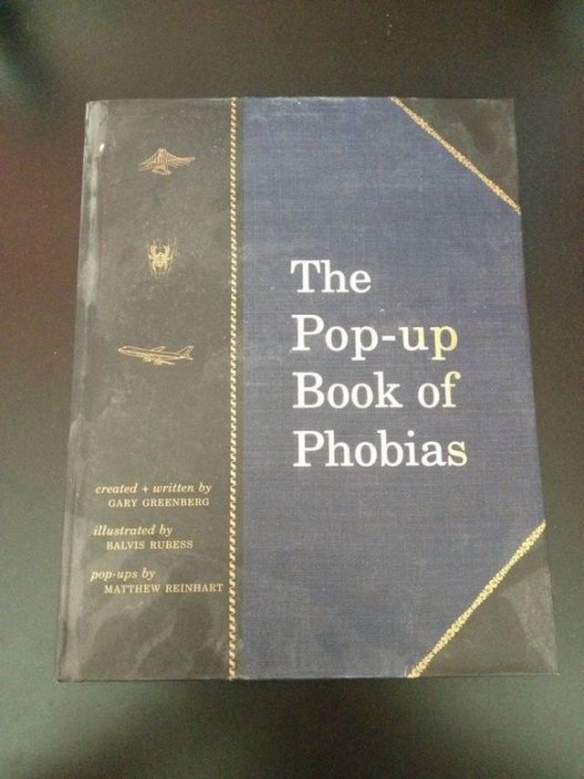 Couverture du livre "the pop up book of phobias"