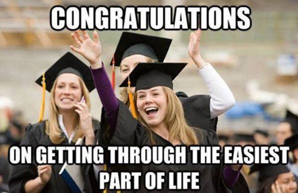 Meme sur la graduation disant "bien joué, vous avez passé la partie la plus facile de votre vie"