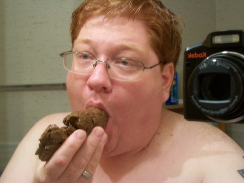 Photo d'un homme mangeant un étron
