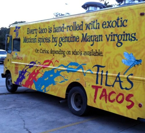 Photo d'un van à tacos fais par des vierges mayas. Ou carlos.