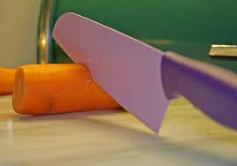 Couteau découpant une carotte