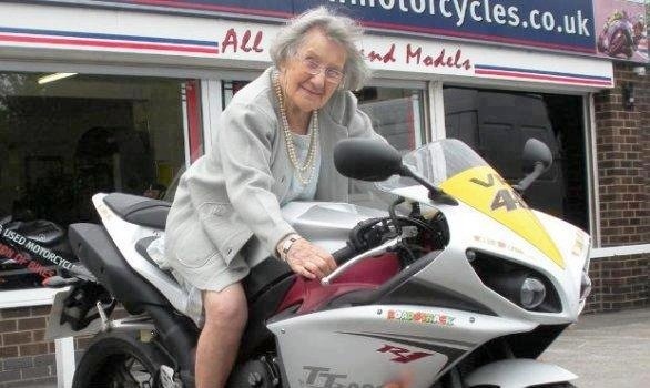 Mamie sur moto