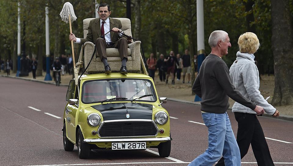 Mr. Bean sur sa voiture
